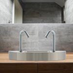 Csaba Petite Berührungslose Waschtisch Armatur - Deck Mounted Bathroom Faucet - Touch-free deck-mounted electronic faucet Csaba Petite_sink-and-faucet-in-bathroom